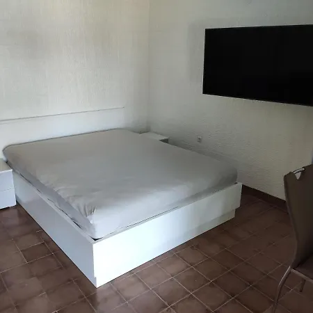 Apartamento 2 Minutes To The Ev Station Available *