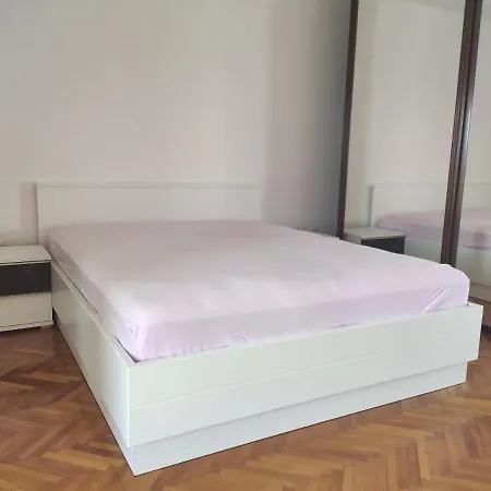 2 Minutes To The Ev Station Available Apartman